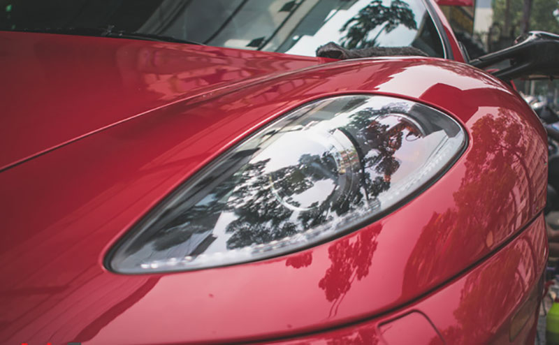 Hàng hiếm Ferrari F430 Spider tháo bánh lau chùi trên vỉa hè Sài Gòn